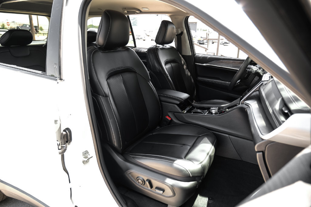 Used 2023 Jeep Grand Cherokee Limited w/ Luxury Tech Group II AWD/4WD image 47