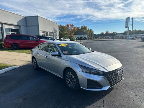 Used 2023 Nissan Altima 2.5 SV image 4