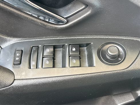 Used 2018 Chevrolet Trax LT w/ Sun & Sound Package AWD/4WD image 19