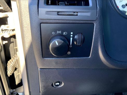 Used 2014 Dodge Challenger SXT image 27