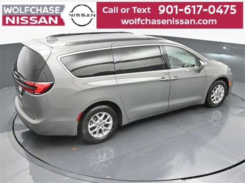 Used 2022 Chrysler Pacifica Touring-L image 32