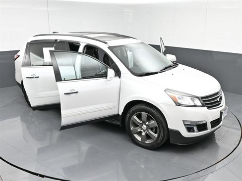 Used 2017 Chevrolet Traverse LT image 38