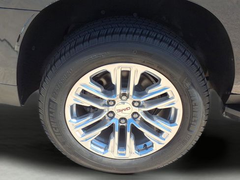 Used 2022 GMC Yukon XL SLT w/ SLT Luxury Package image 9