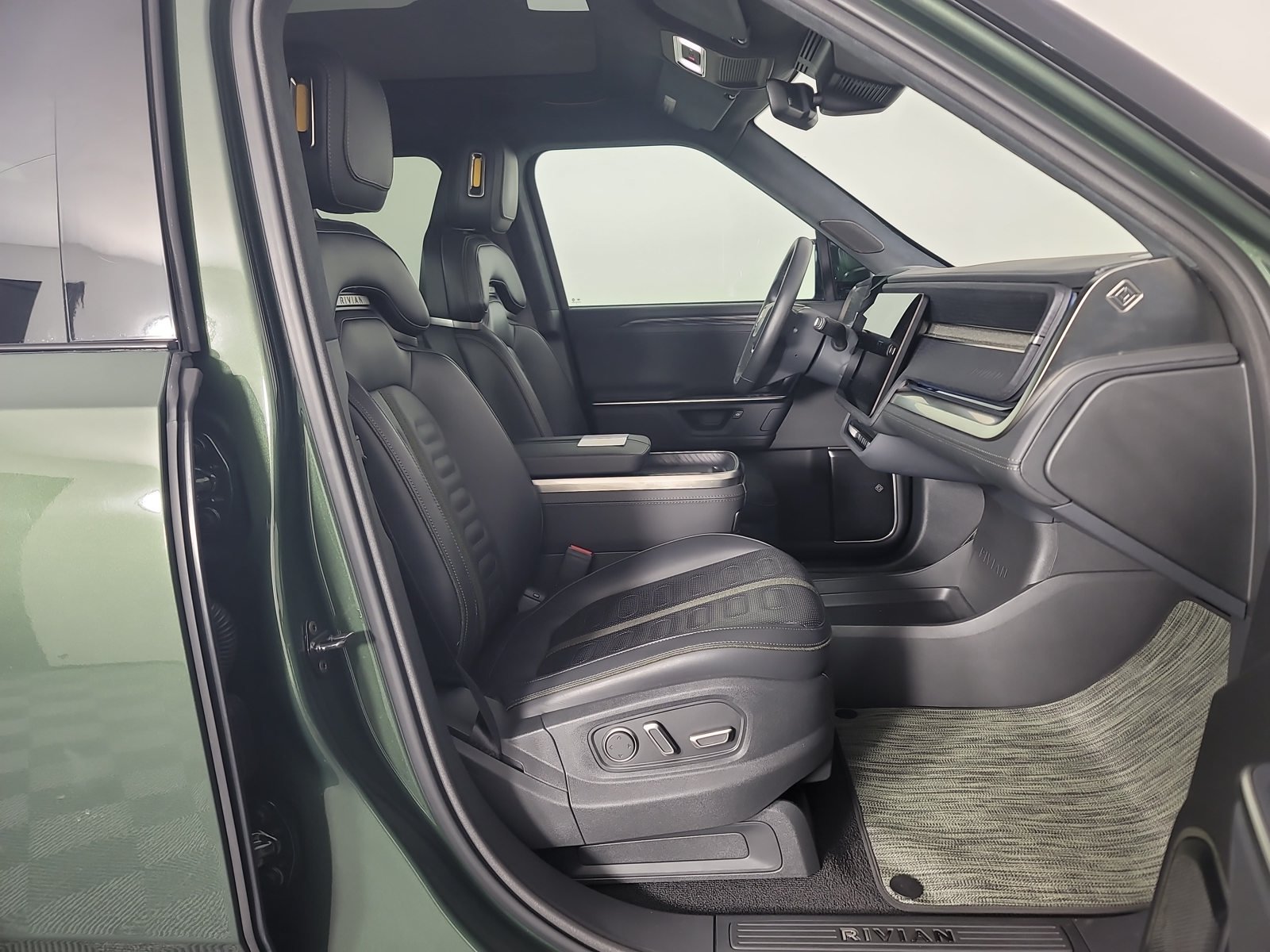 Used 2025 Rivian R1T Adventure Dual AWD/4WD image 23
