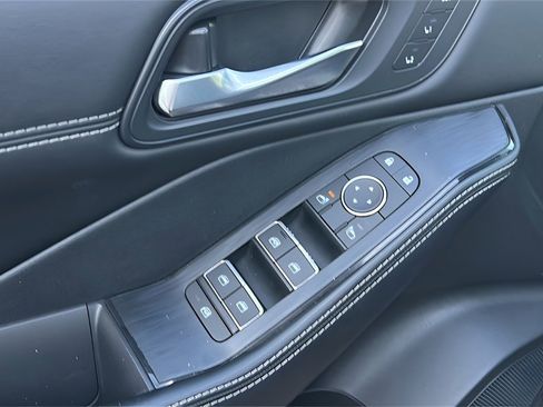 Used 2025 Nissan Rogue SL w/ Tech Package image 12