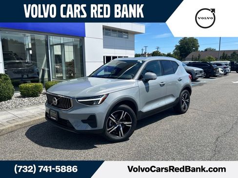 Used 2025 Volvo XC40 B5 Core AWD/4WD image 1