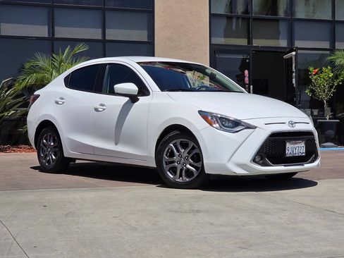 Used 2019 Toyota Yaris XLE FWD image 3