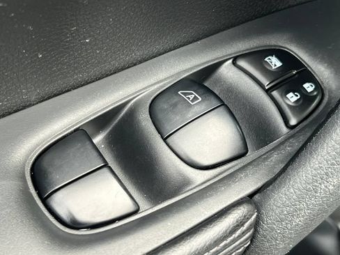 Used 2016 Nissan Rogue S FWD image 13