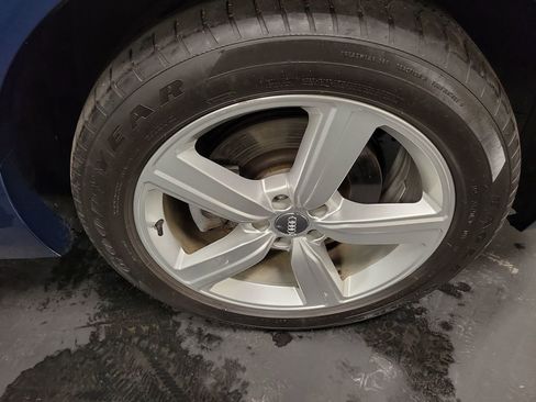 Used 2019 Audi e-tron Premium Plus image 10