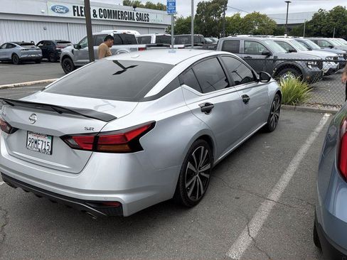 Used 2022 Nissan Altima 2.5 SR FWD image 2