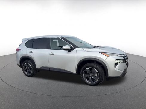 Used 2025 Nissan Rogue SV image 2