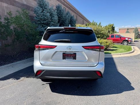 Used 2021 Toyota Highlander XLE AWD/4WD image 10