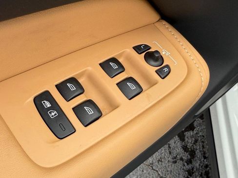 Certified 2023 Volvo XC60 B6 Ultimate w/ Protection Package Premier image 15