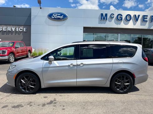 Used 2021 Chrysler Pacifica Limited w/ Uconnect Theater Family Group AWD/4WD image 3