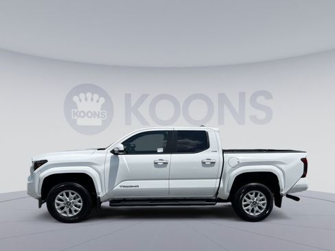 Used 2025 Toyota Tacoma SR5 AWD/4WD image 2