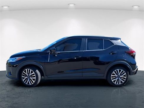 Used 2022 Nissan Kicks SV image 3