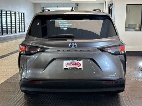 Used 2023 Toyota Sienna XLE w/ XLE Plus Package image 5