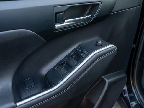 Used 2021 Toyota Highlander XLE image 15