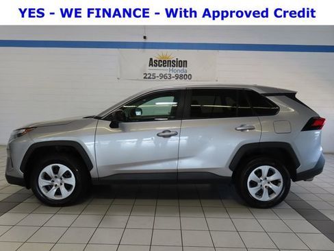 Used 2024 Toyota RAV4 LE AWD/4WD image 3