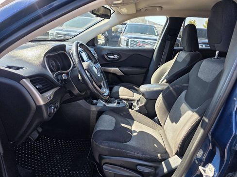 Used 2018 Jeep Cherokee Latitude w/ Cold Weather Group AWD/4WD image 7