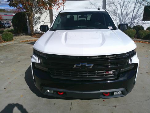 Used 2021 Chevrolet Silverado 1500 LT Trail Boss w/ Convenience Package II image 3