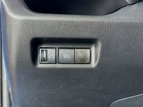 Used 2021 Toyota RAV4 LE AWD/4WD image 17