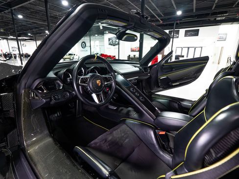 Used 2015 Porsche 918 Spyder image 17