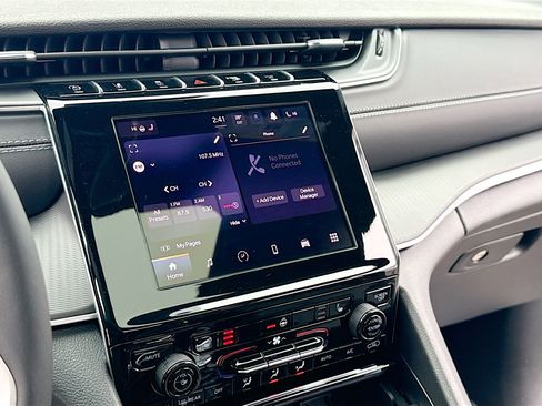 New 2025 Jeep Grand Cherokee Altitude image 10