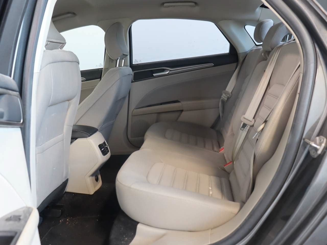 Used 2017 Ford Fusion SE FWD image 13
