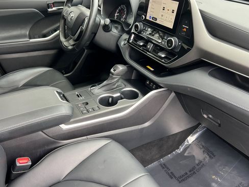 Certified 2023 Toyota Highlander XLE image 17