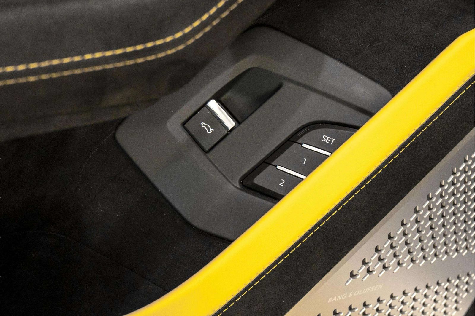 Used 2024 Lamborghini Urus Performante AWD/4WD image 31