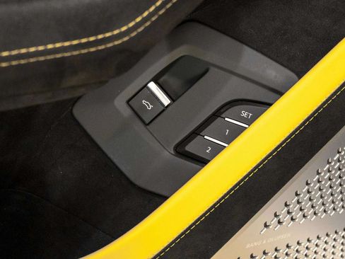 Used 2024 Lamborghini Urus Performante AWD/4WD image 31