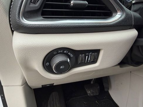 Used 2024 Chrysler Pacifica Limited image 17