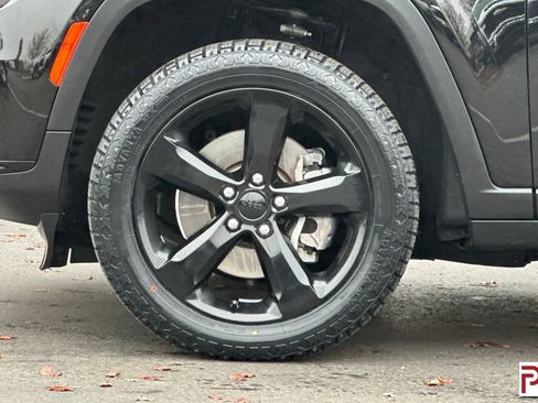 Used 2022 Jeep Grand Cherokee L Laredo image 34