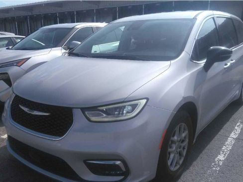 Used 2024 Chrysler Pacifica Touring-L FWD image 2