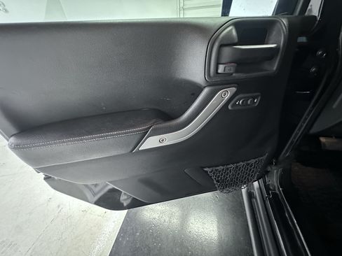 Used 2015 Jeep Wrangler Unlimited Rubicon AWD/4WD image 41