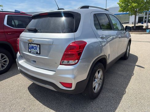Used 2019 Chevrolet Trax LT w/ LT Convenience Package FWD image 3