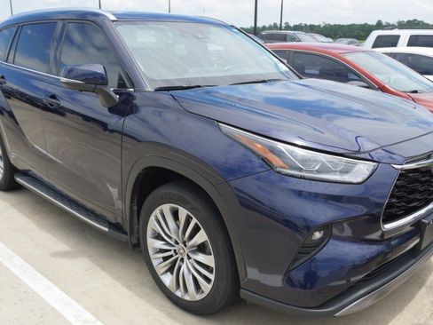 Used 2024 Toyota Highlander Platinum FWD image 3