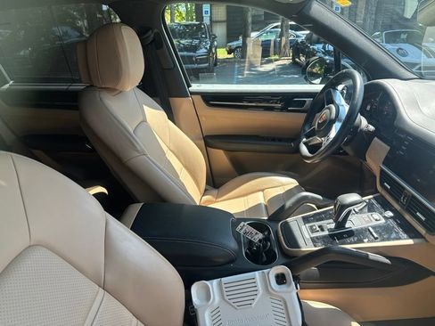 Certified 2023 Porsche Cayenne AWD/4WD image 6