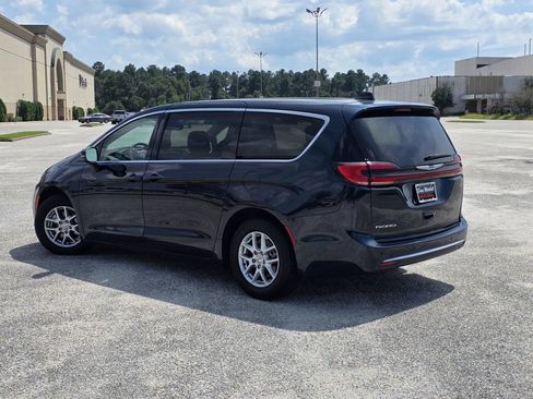 Used 2023 Chrysler Pacifica Touring-L FWD image 5