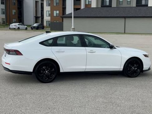 Certified 2025 Honda Accord SE image 9