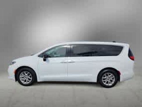 Used 2024 Chrysler Pacifica Touring-L FWD image 11