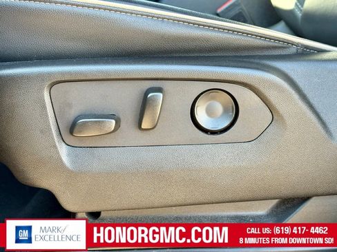 Used 2024 GMC Yukon XL SLT image 13