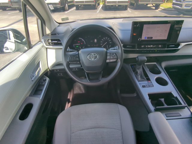 Used 2025 Toyota Sienna LE FWD image 18