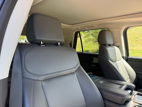 Used 2025 Ford Expedition Active image 31