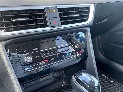 Certified 2025 Volkswagen Taos SE image 29