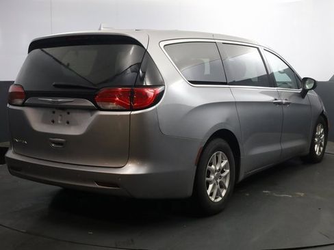 Used 2018 Chrysler Pacifica LX image 4
