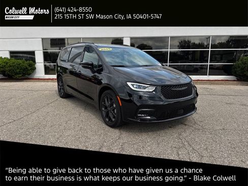 Used 2025 Chrysler Pacifica Limited w/ Trailer Tow Group AWD/4WD image 1