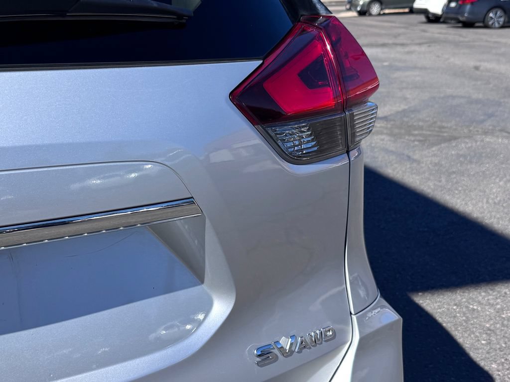 Used 2017 Nissan Rogue SV w/ SV Premium Package AWD/4WD image 9
