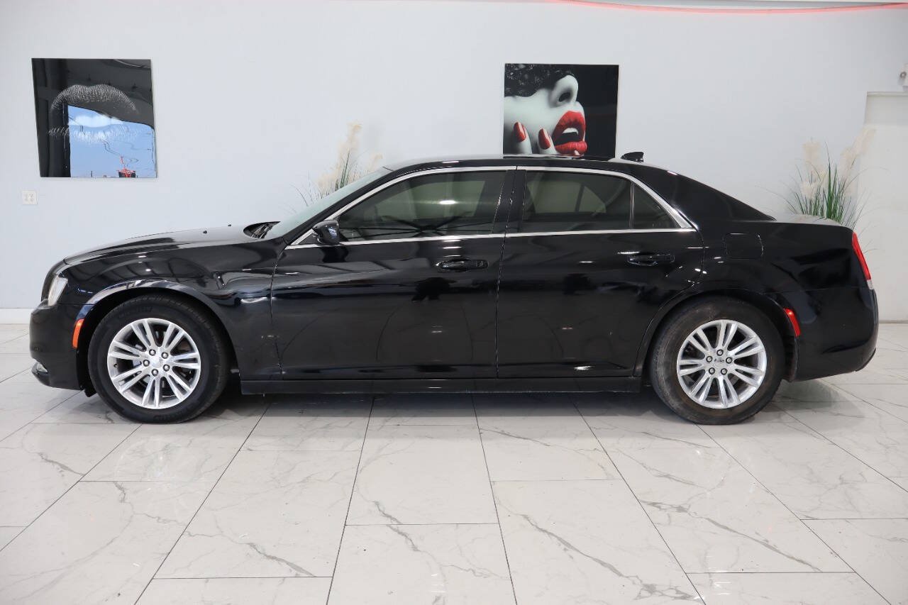 Used 2019 Chrysler 300 Touring w/ Driver Convenience Group RWD image 2